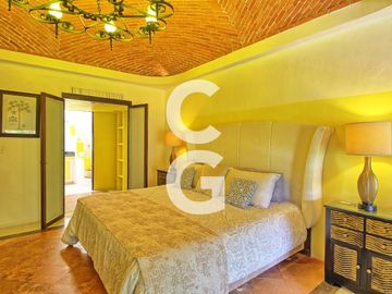 Casa en Venta en Cancún en Zona Hotelera con 6 Habitaciones y Alberca