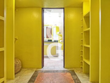 Casa en Venta en Cancún en Zona Hotelera con 6 Habitaciones y Alberca