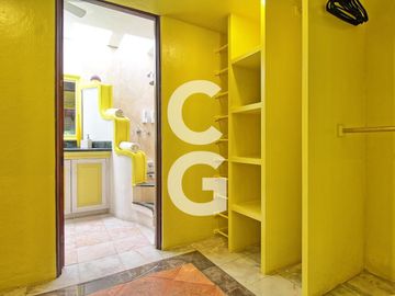 Casa en Venta en Cancún en Zona Hotelera con 6 Habitaciones y Alberca
