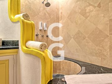 Casa en Venta en Cancún en Zona Hotelera con 6 Habitaciones y Alberca