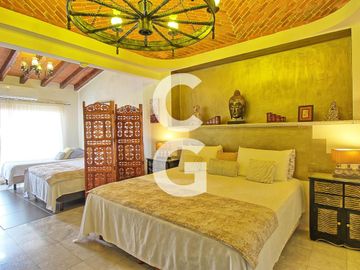 Casa en Venta en Cancún en Zona Hotelera con 6 Habitaciones y Alberca