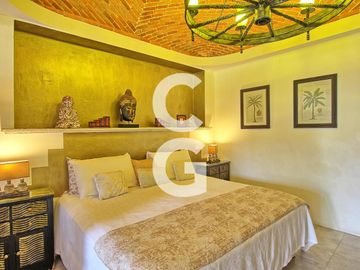 Casa en Venta en Cancún en Zona Hotelera con 6 Habitaciones y Alberca