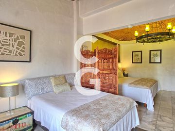 Casa en Venta en Cancún en Zona Hotelera con 6 Habitaciones y Alberca