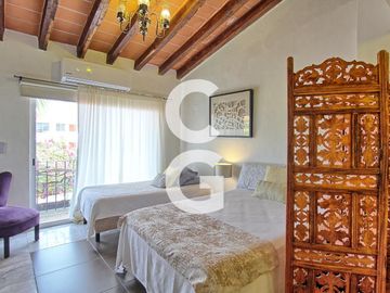 Casa en Venta en Cancún en Zona Hotelera con 6 Habitaciones y Alberca