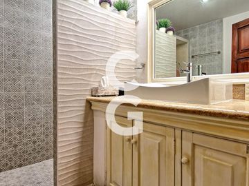 Casa en Venta en Cancún en Zona Hotelera con 6 Habitaciones y Alberca