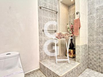 Casa en Venta en Cancún en Zona Hotelera con 6 Habitaciones y Alberca
