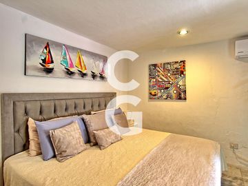 Casa en Venta en Cancún en Zona Hotelera con 6 Habitaciones y Alberca
