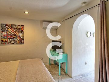 Casa en Venta en Cancún en Zona Hotelera con 6 Habitaciones y Alberca