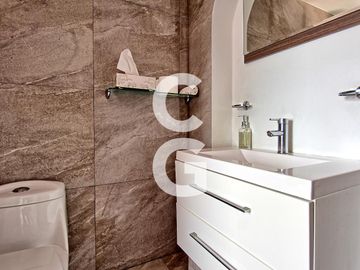 Casa en Venta en Cancún en Zona Hotelera con 6 Habitaciones y Alberca