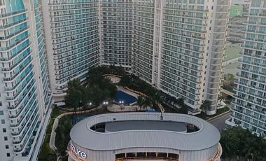 🌞 Perfect City Escape! Stylish 2BR Corner Unit in Azure with Balcony & Resort Perks – Ready for You!