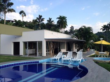 EXCLUSIVA CASA CAMPESTRE. Sector San Bernardo del viento (Manizales).