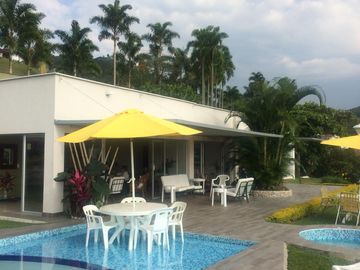 EXCLUSIVA CASA CAMPESTRE. Sector San Bernardo del viento (Manizales).