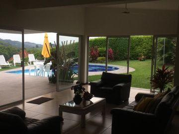 EXCLUSIVA CASA CAMPESTRE. Sector San Bernardo del viento (Manizales).