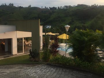 EXCLUSIVA CASA CAMPESTRE. Sector San Bernardo del viento (Manizales).