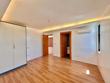 Experience modern comfort in this brand new house and lot, boasting a spacious living area, nestled within the serene surroundings of Greenwoods Execu