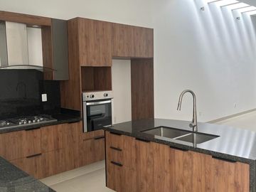 SE VENDE Casa en Mayorazgo