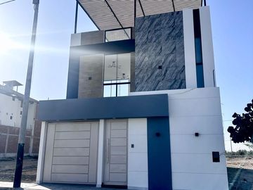 HERMOSA CASA DE ESTRENO CON PISCINA EN VENTA EN URB.ALAMEDA COUNTRY CLUB CASTILLA