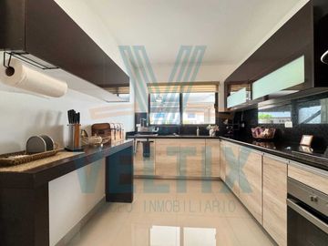 Amplia y moderna casa en Azul Marino