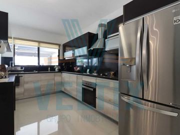 Amplia y moderna casa en Azul Marino