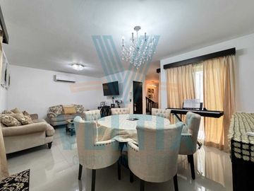 Amplia y moderna casa en Azul Marino