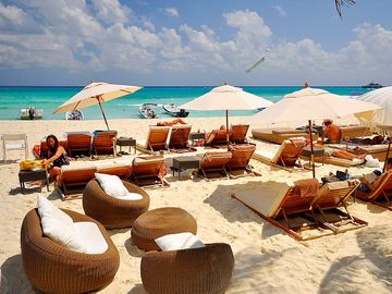 DEPARTAMENTO AMPLIO CON SERVICIOS CONDO-HOTELEROS A SOLO UNOS PASOS DE LA PLAYA Y LA 5TA AV. EN PLAYA DEL CARMEN