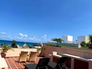 DEPARTAMENTO AMPLIO CON SERVICIOS CONDO-HOTELEROS A SOLO UNOS PASOS DE LA PLAYA Y LA 5TA AV. EN PLAYA DEL CARMEN