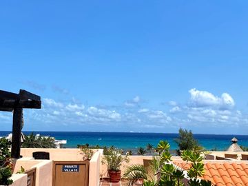 DEPARTAMENTO AMPLIO CON SERVICIOS CONDO-HOTELEROS A SOLO UNOS PASOS DE LA PLAYA Y LA 5TA AV. EN PLAYA DEL CARMEN