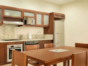 DEPARTAMENTO AMPLIO CON SERVICIOS CONDO-HOTELEROS A SOLO UNOS PASOS DE LA PLAYA Y LA 5TA AV. EN PLAYA DEL CARMEN