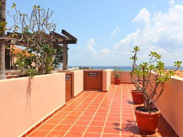 DEPARTAMENTO AMPLIO CON SERVICIOS CONDO-HOTELEROS A SOLO UNOS PASOS DE LA PLAYA Y LA 5TA AV. EN PLAYA DEL CARMEN
