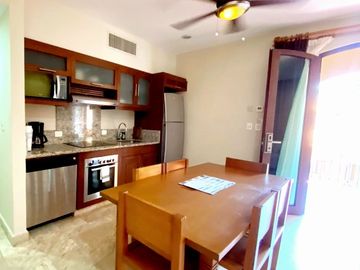 DEPARTAMENTO AMPLIO CON SERVICIOS CONDO-HOTELEROS A SOLO UNOS PASOS DE LA PLAYA Y LA 5TA AV. EN PLAYA DEL CARMEN