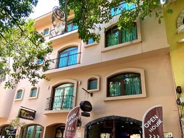 DEPARTAMENTO AMPLIO CON SERVICIOS CONDO-HOTELEROS A SOLO UNOS PASOS DE LA PLAYA Y LA 5TA AV. EN PLAYA DEL CARMEN