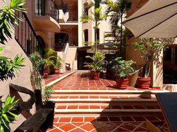 DEPARTAMENTO AMPLIO CON SERVICIOS CONDO-HOTELEROS A SOLO UNOS PASOS DE LA PLAYA Y LA 5TA AV. EN PLAYA DEL CARMEN