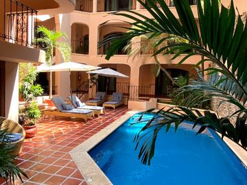 DEPARTAMENTO AMPLIO CON SERVICIOS CONDO-HOTELEROS A SOLO UNOS PASOS DE LA PLAYA Y LA 5TA AV. EN PLAYA DEL CARMEN