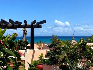 DEPARTAMENTO AMPLIO CON SERVICIOS CONDO-HOTELEROS A SOLO UNOS PASOS DE LA PLAYA Y LA 5TA AV. EN PLAYA DEL CARMEN