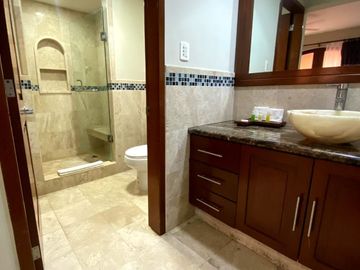 DEPARTAMENTO AMPLIO CON SERVICIOS CONDO-HOTELEROS A SOLO UNOS PASOS DE LA PLAYA Y LA 5TA AV. EN PLAYA DEL CARMEN