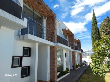 DE VENTA BONITA CASA EN TUMBACO,  SECTOR SANTA ROSA