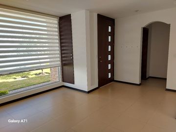 DE VENTA BONITA CASA EN TUMBACO,  SECTOR SANTA ROSA