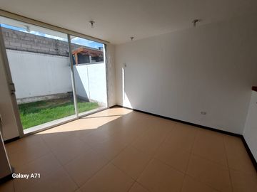 DE VENTA BONITA CASA EN TUMBACO,  SECTOR SANTA ROSA