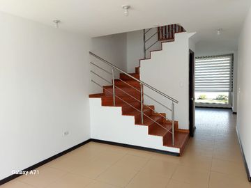 DE VENTA BONITA CASA EN TUMBACO,  SECTOR SANTA ROSA