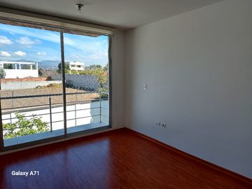 DE VENTA BONITA CASA EN TUMBACO,  SECTOR SANTA ROSA