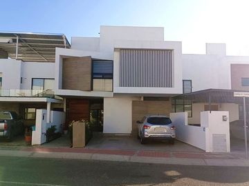 Venta de casa con 5 recamaras en Fraccionamiento Condesa Juriquilla