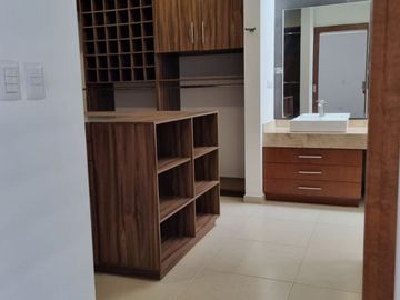 Venta de casa con 5 recamaras en Fraccionamiento Condesa Juriquilla