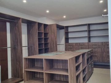 Venta de casa con 5 recamaras en Fraccionamiento Condesa Juriquilla
