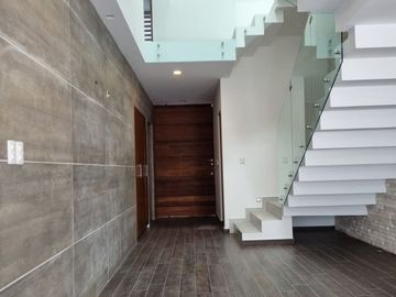 Venta de casa con 5 recamaras en Fraccionamiento Condesa Juriquilla