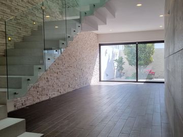Venta de casa con 5 recamaras en Fraccionamiento Condesa Juriquilla