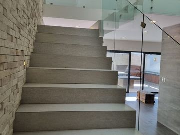 Venta de casa con 5 recamaras en Fraccionamiento Condesa Juriquilla