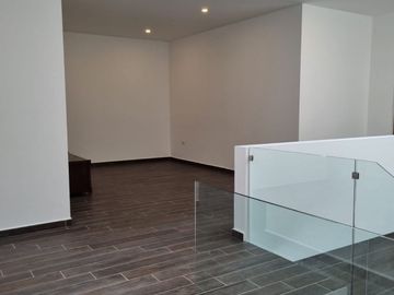 Venta de casa con 5 recamaras en Fraccionamiento Condesa Juriquilla