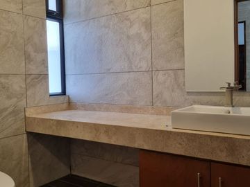 Venta de casa con 5 recamaras en Fraccionamiento Condesa Juriquilla