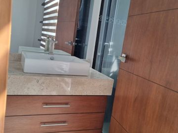 Venta de casa con 5 recamaras en Fraccionamiento Condesa Juriquilla