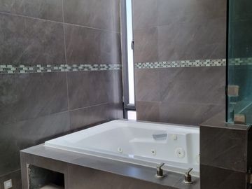 Venta de casa con 5 recamaras en Fraccionamiento Condesa Juriquilla